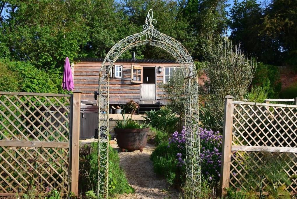 Luxury, Rural Shepherds Hut With Hot Tub Nr Bath Bristol Exterior photo