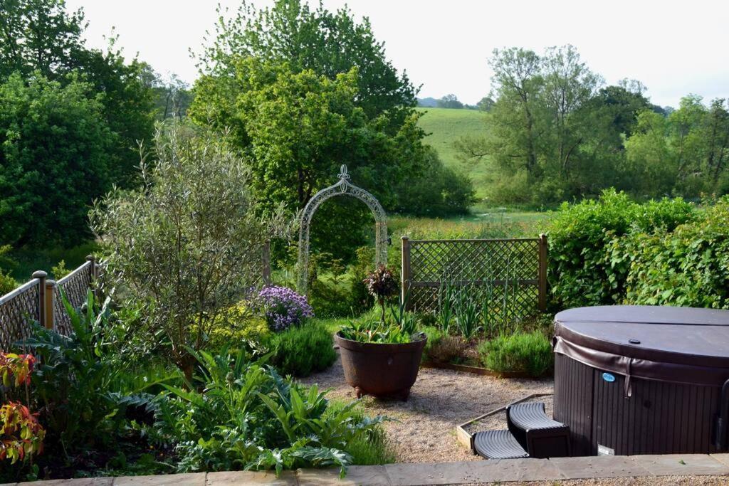 Luxury, Rural Shepherds Hut With Hot Tub Nr Bath Bristol Exterior photo