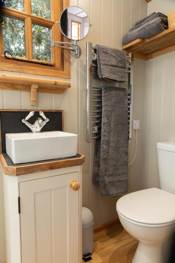 Luxury, Rural Shepherds Hut With Hot Tub Nr Bath Bristol Exterior photo